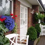 Anne-1-traumhafte-lage-mit-garten-und-strandkorb *