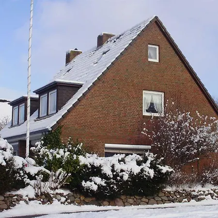 Anne-1-traumhafte-lage-mit-garten-und-strandkorb