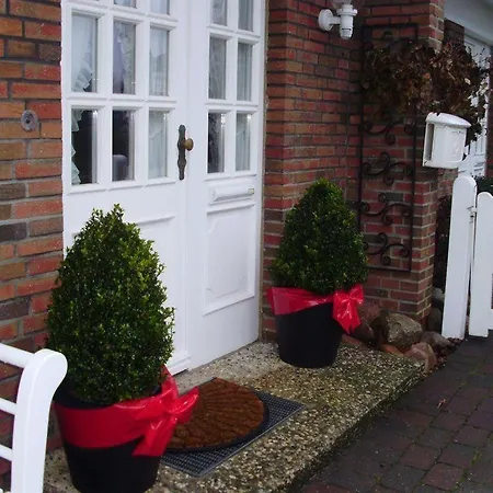 Anne-1-traumhafte-lage-mit-garten-und-strandkorb *